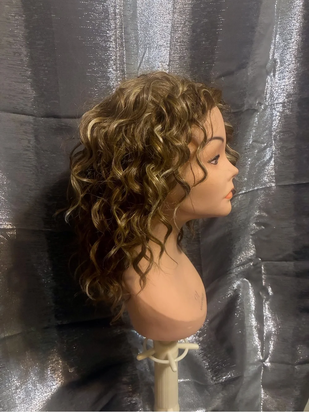 Stylish Short Wavy Human-Look Wig in Light Brown Highlights